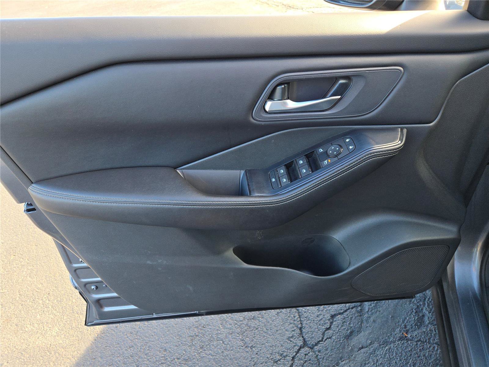 Used 2024 Nissan Rogue SV image 21