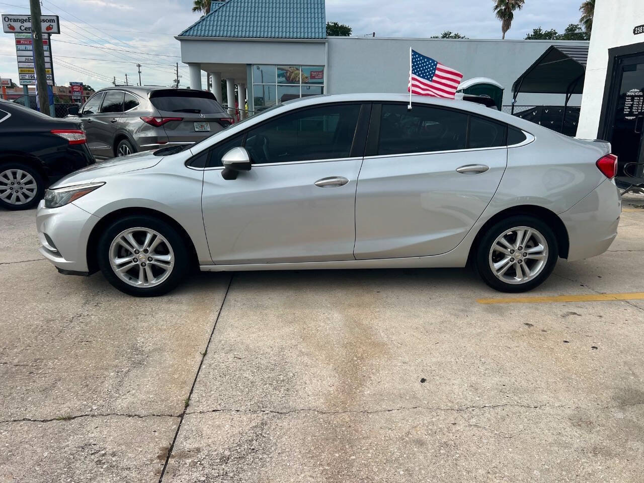 Used 2018 Chevrolet Cruze LT w/ Convenience Package FWD image 8