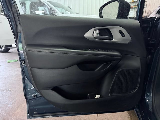 Used 2025 Chrysler Pacifica Limited FWD image 16
