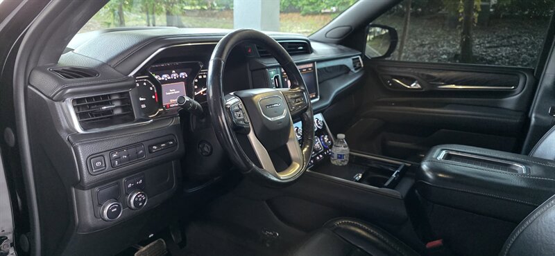 Used 2021 GMC Yukon XL Denali w/ Denali Premium Package image 8