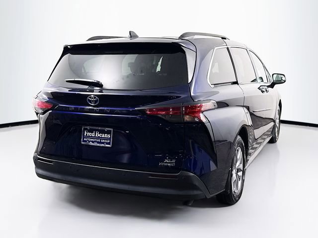 Used 2022 Toyota Sienna XLE image 6