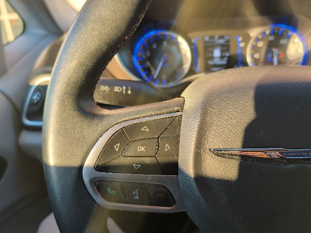 Used 2017 Chrysler Pacifica Touring-L FWD image 13