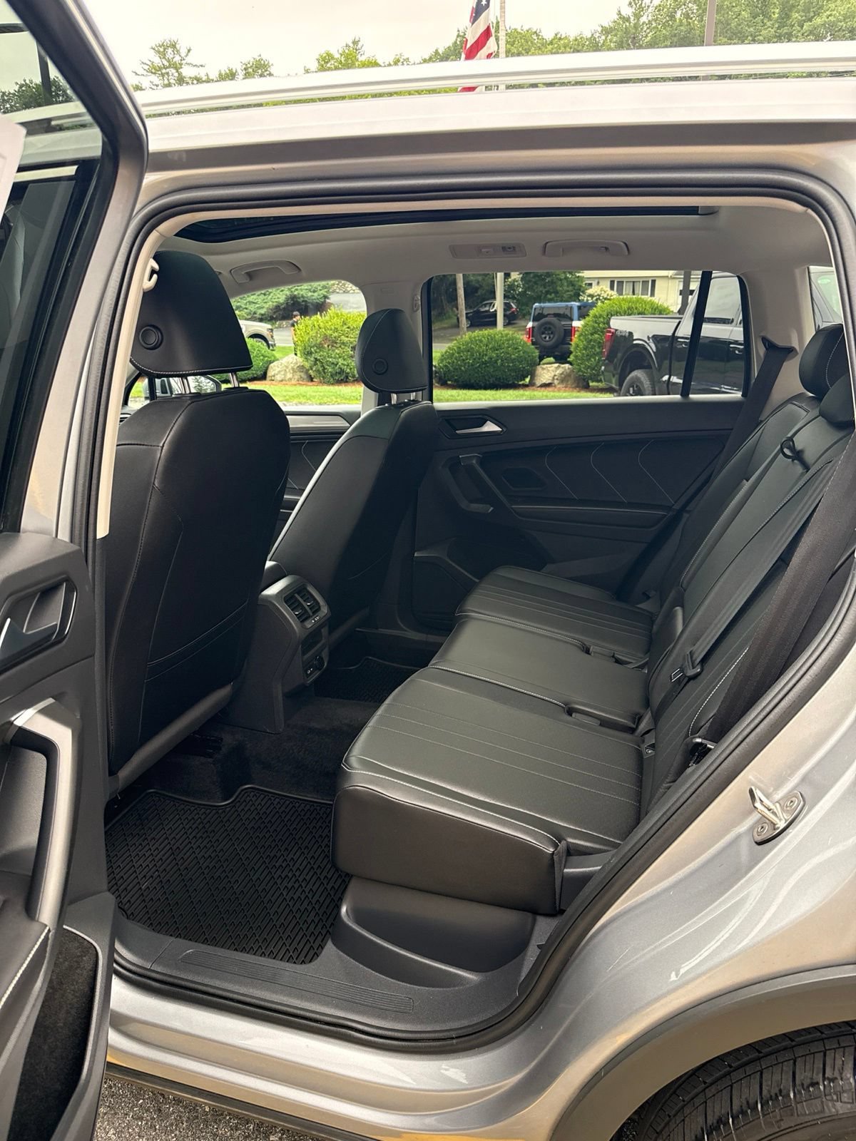 Used 2023 Volkswagen Tiguan SE w/ Panoramic Sunroof Package AWD/4WD image 17