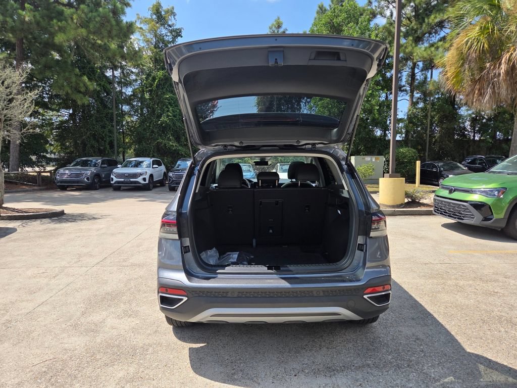 Certified 2025 Volkswagen Taos SE FWD image 27