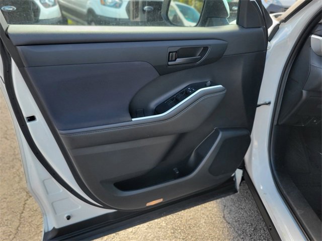 Used 2022 Toyota Highlander L image 15