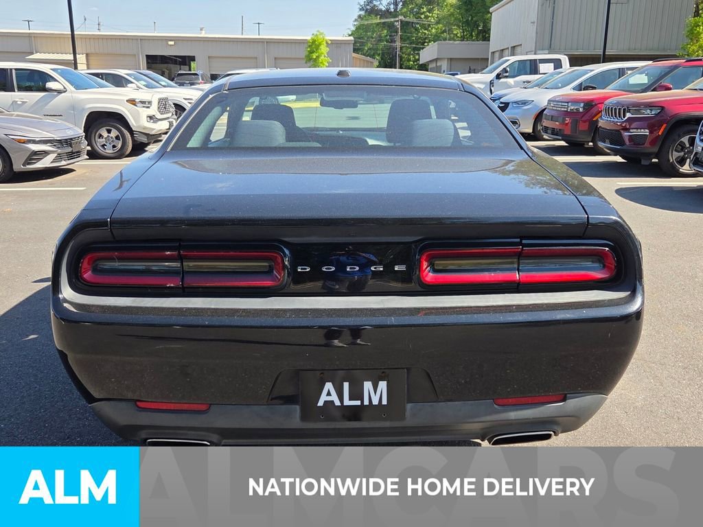 Used 2015 Dodge Challenger SXT RWD image 4