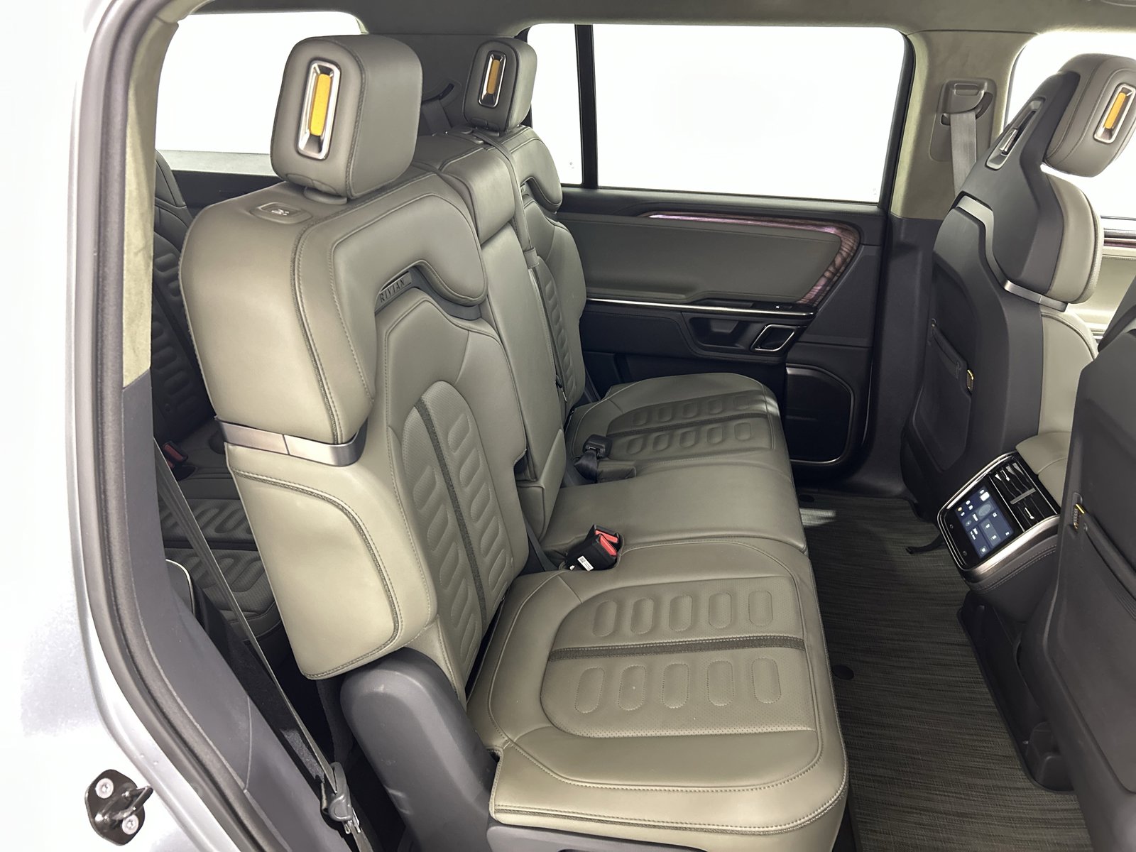 Used 2022 Rivian R1S Launch Edition AWD/4WD image 23