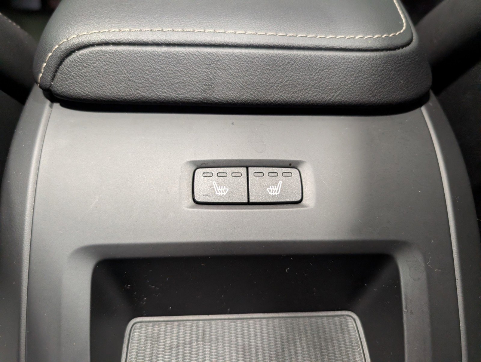 Used 2022 Volvo XC60 T8 R-Design w/ Advanced Package image 12