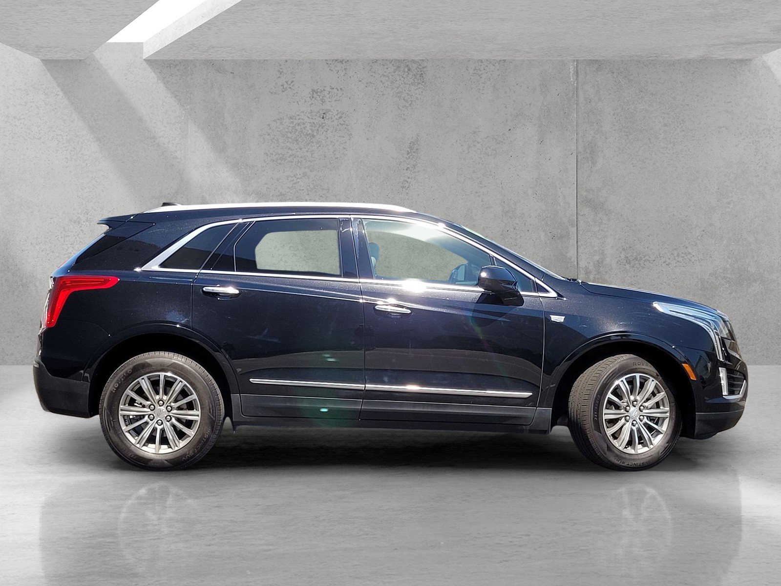Used 2017 Cadillac XT5 Luxury w/ Driver Awareness Package FWD image 3