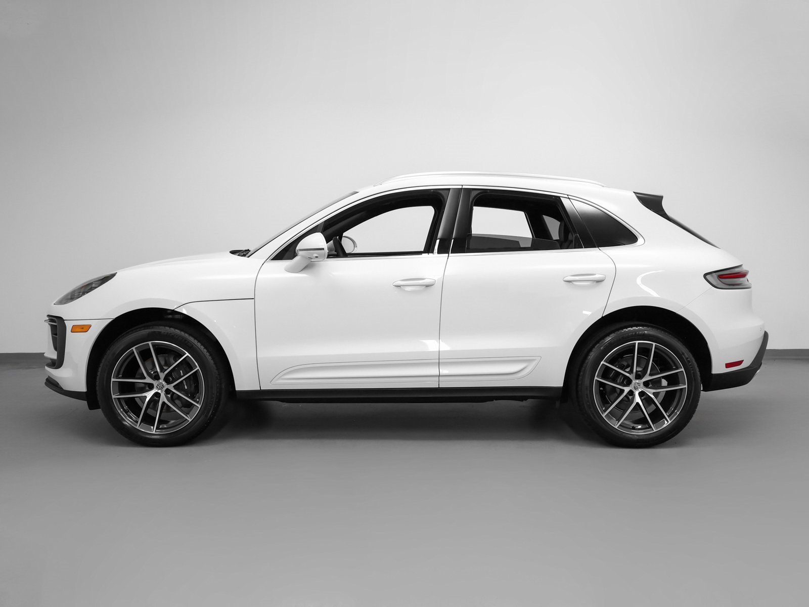 Used 2025 Porsche Macan image 2