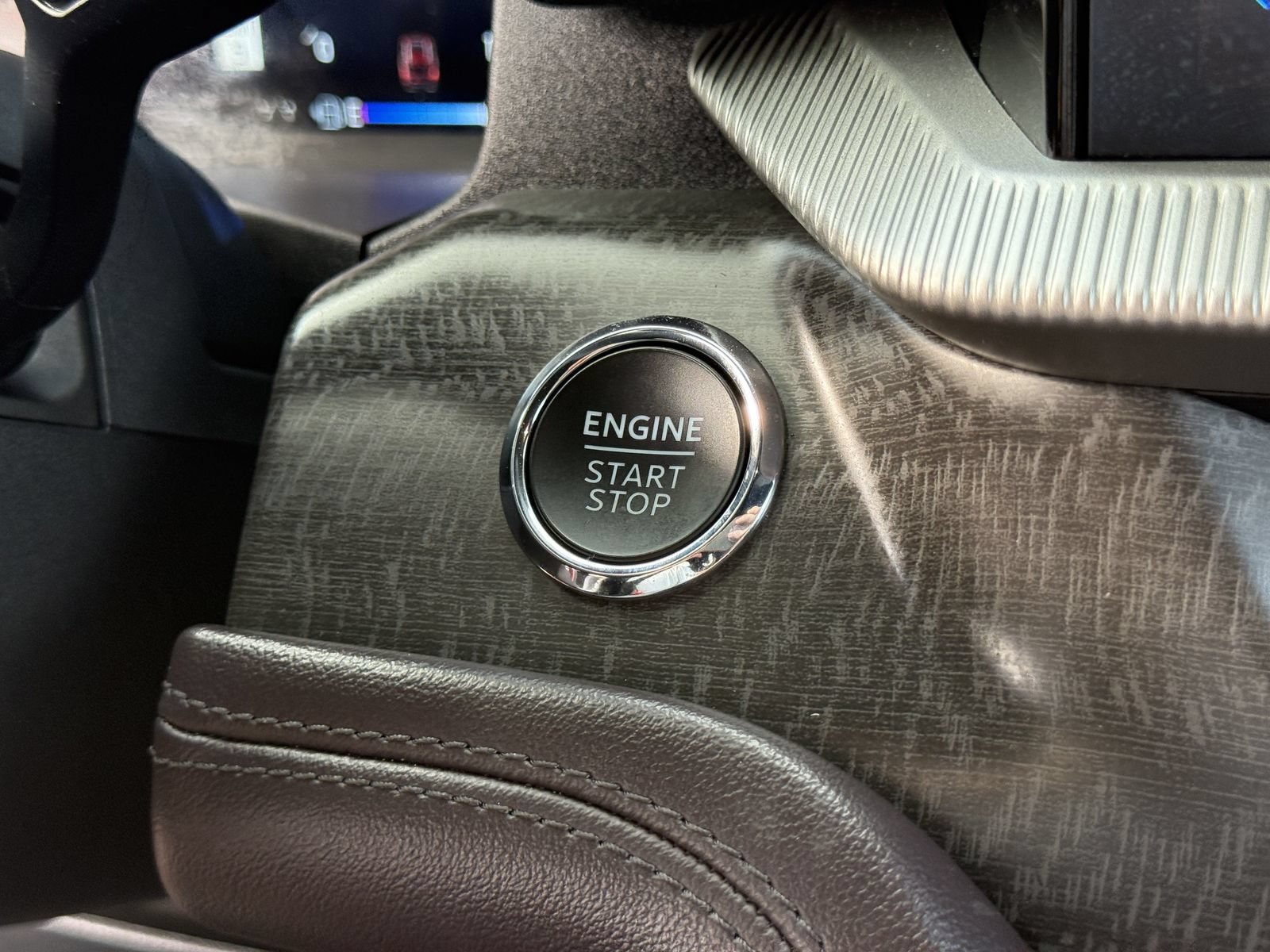 Certified 2025 Ford Explorer Platinum RWD image 34