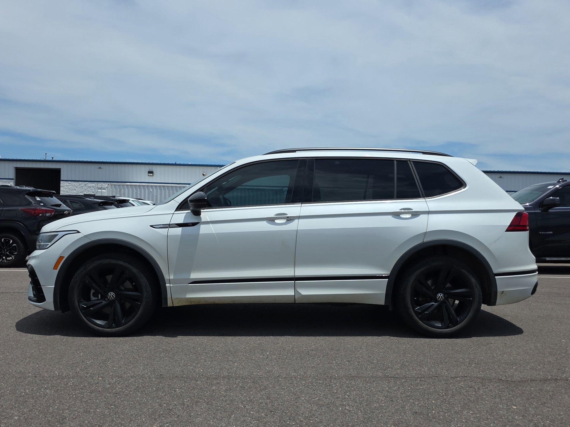 Used 2024 Volkswagen Tiguan SE R-Line w/ MDO Package, Three-Row FWD image 2
