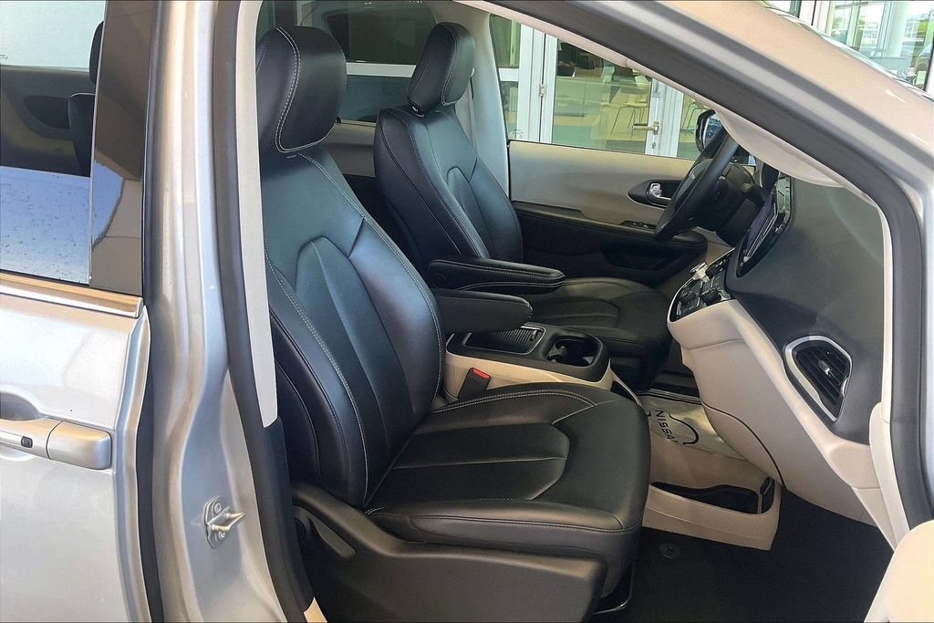 Used 2024 Chrysler Pacifica Touring-L FWD image 7