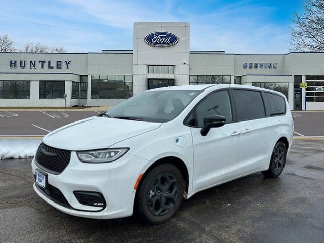 Used 2024 Chrysler Pacifica Limited FWD image 1