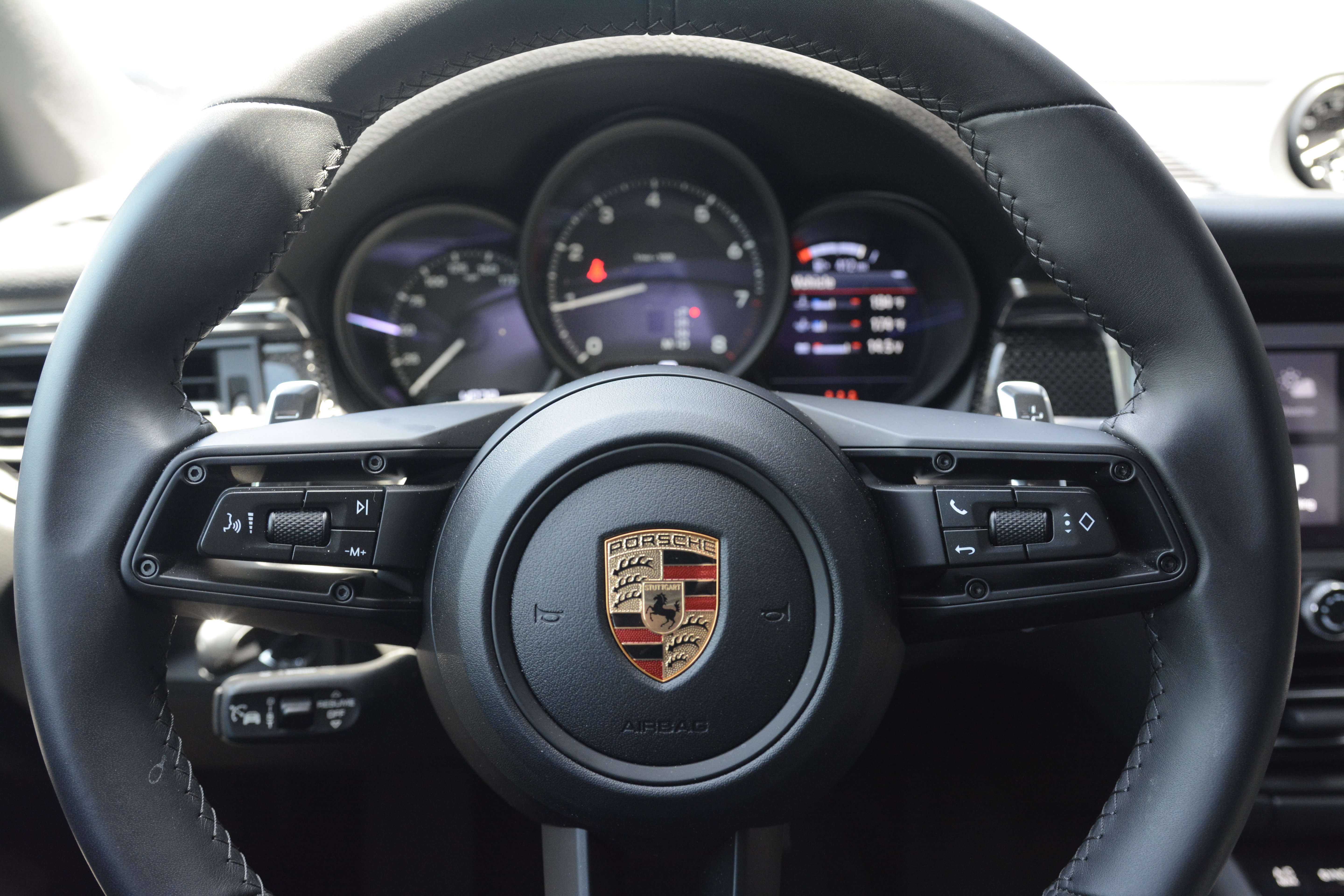 Certified 2026 Porsche Macan AWD/4WD image 17