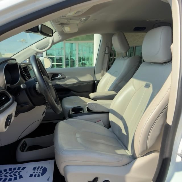 Used 2021 Chrysler Pacifica Touring-L w/ Uconnect Theater Family Group FWD image 10