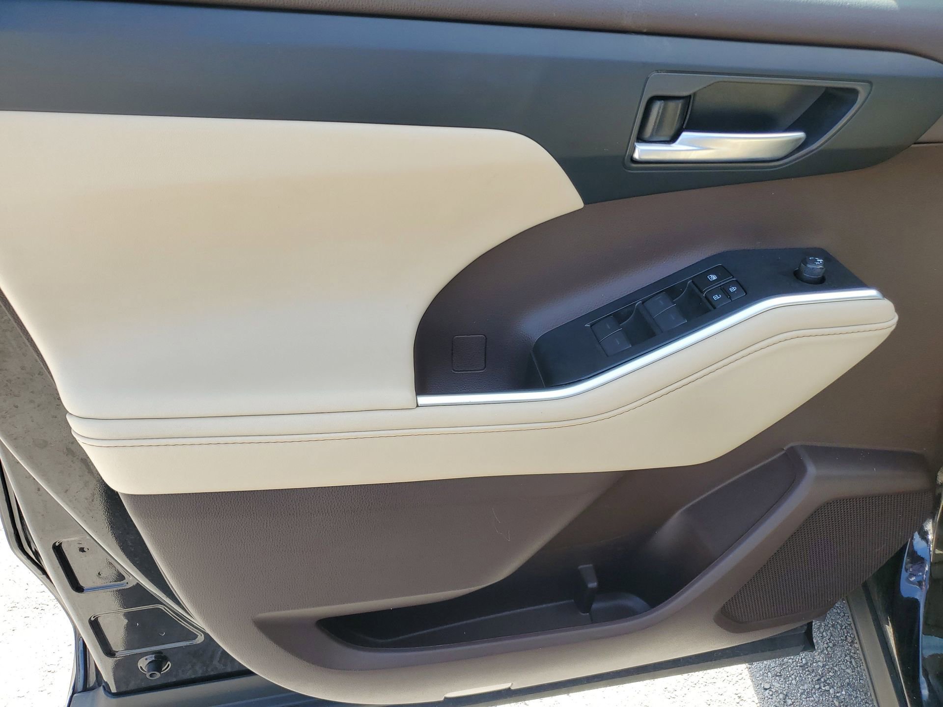 Used 2021 Toyota Highlander XLE image 18