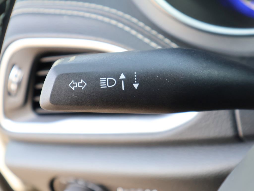 Used 2025 Chrysler Pacifica Limited image 38