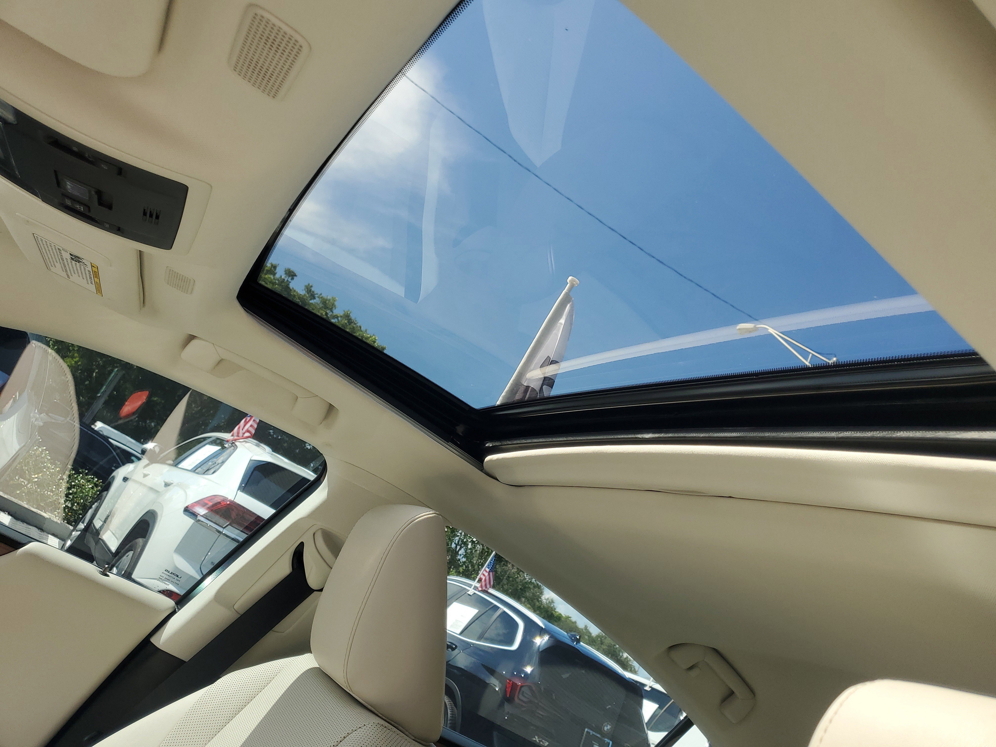 Used 2023 Lexus ES 300h w/ Premium Package image 20