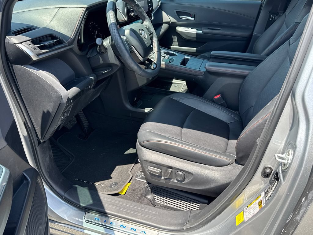 Used 2023 Toyota Sienna XSE FWD image 9