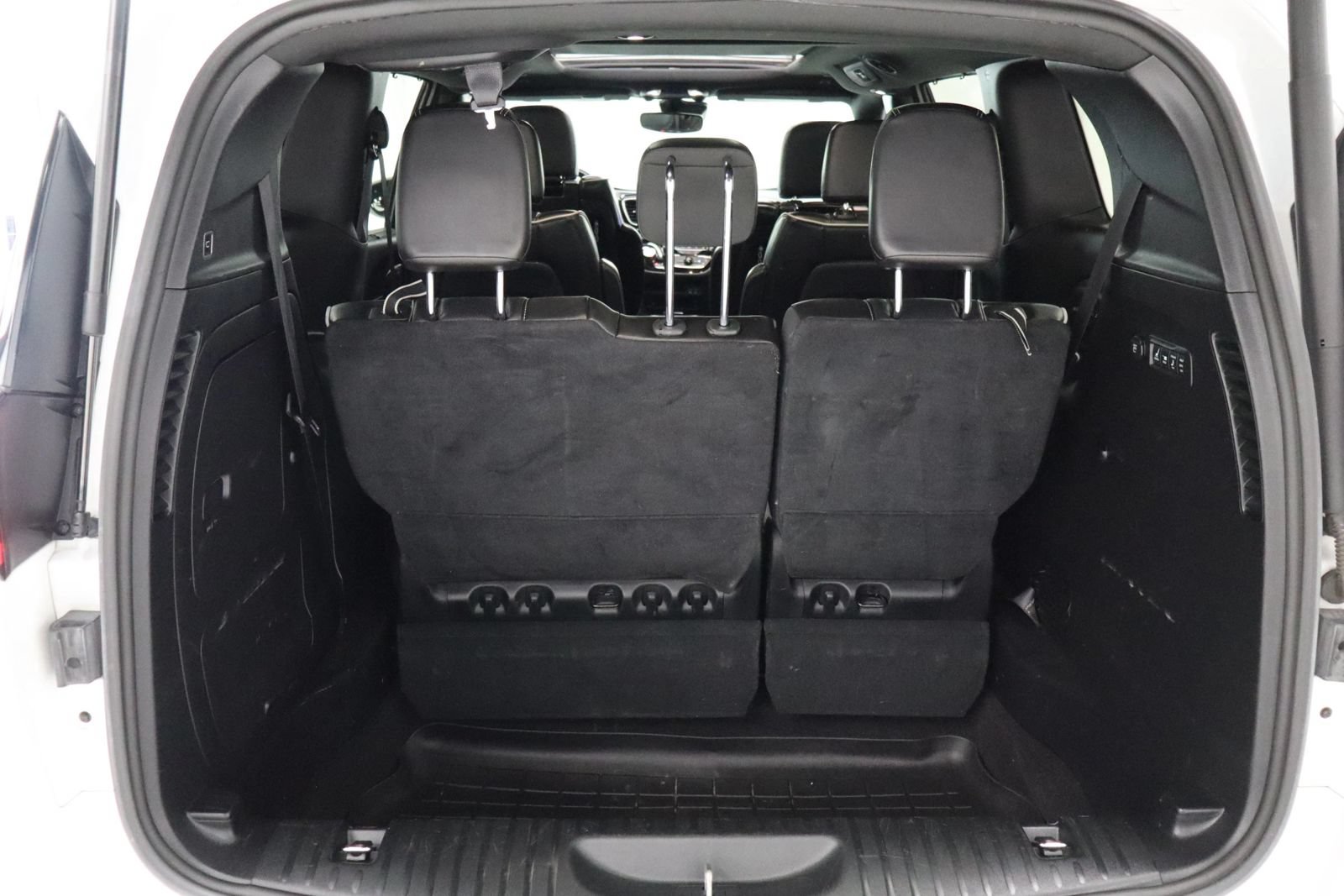 Used 2019 Chrysler Pacifica Limited w/ Advanced Safetytec Group FWD image 8