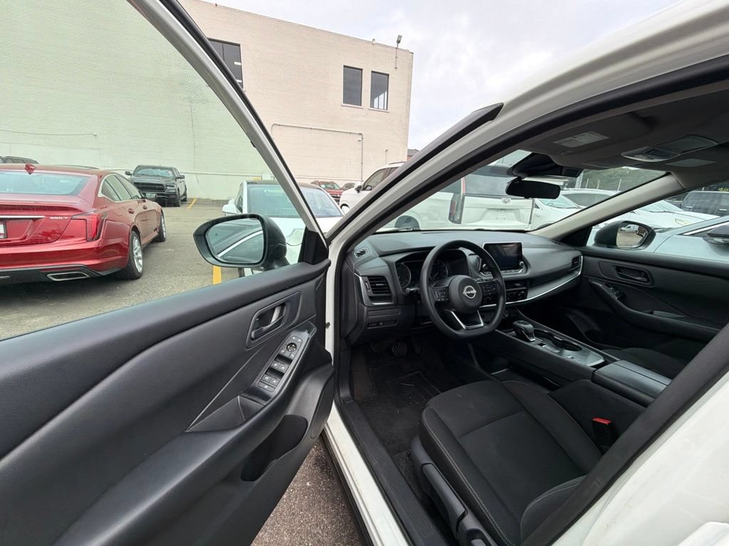 Used 2024 Nissan Rogue S FWD image 9