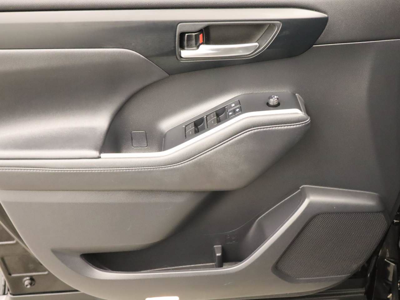 Used 2021 Toyota Highlander XLE FWD image 18