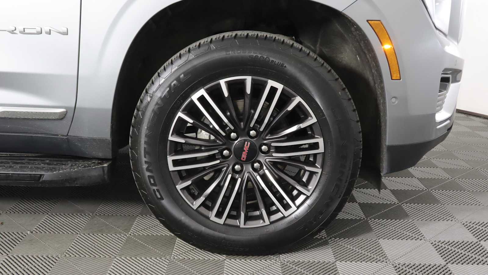 Used 2025 GMC Yukon Elevation w/ Elevation Premium Package AWD/4WD image 7