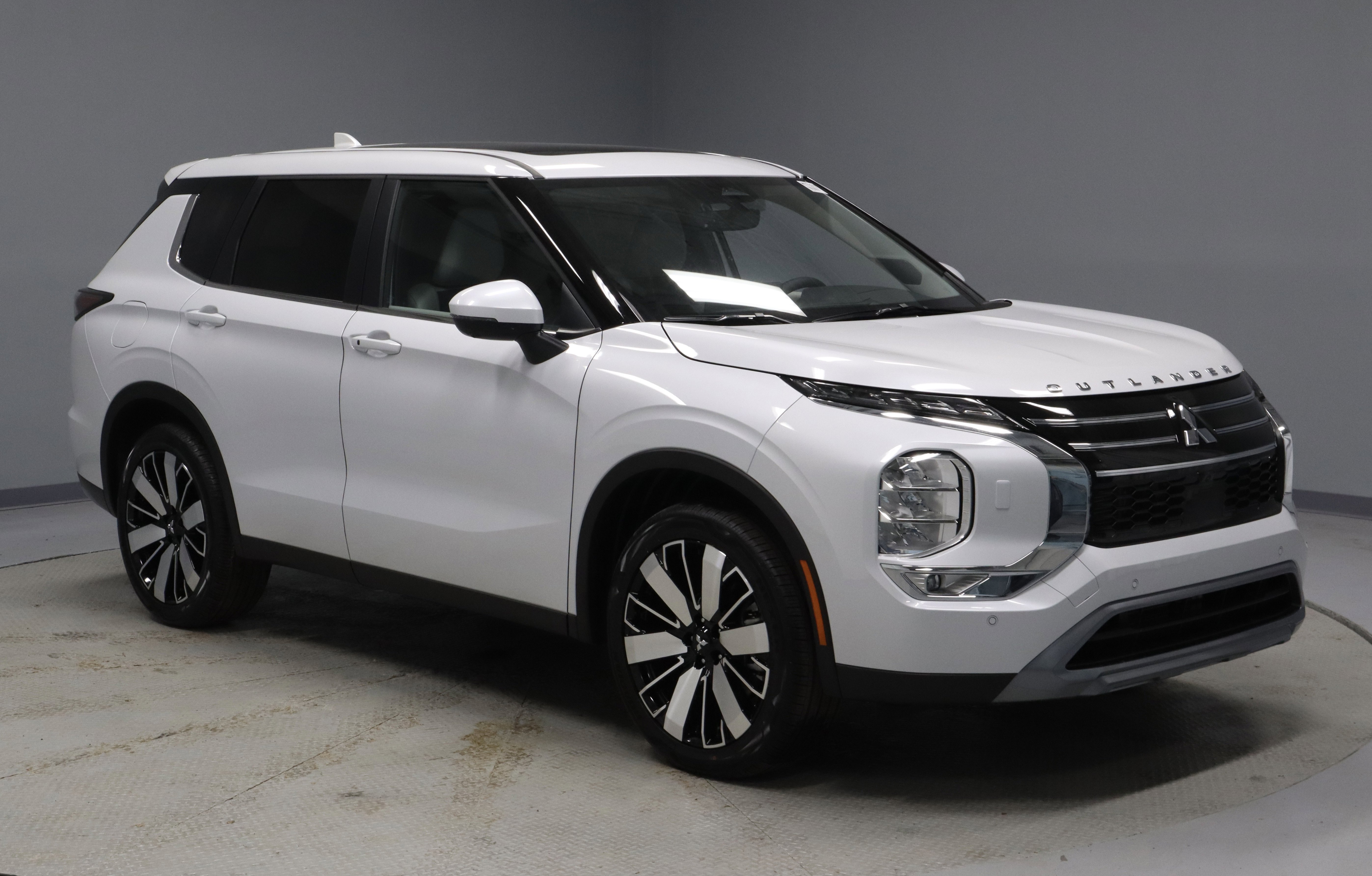 New 2026 Mitsubishi Outlander SE image 2