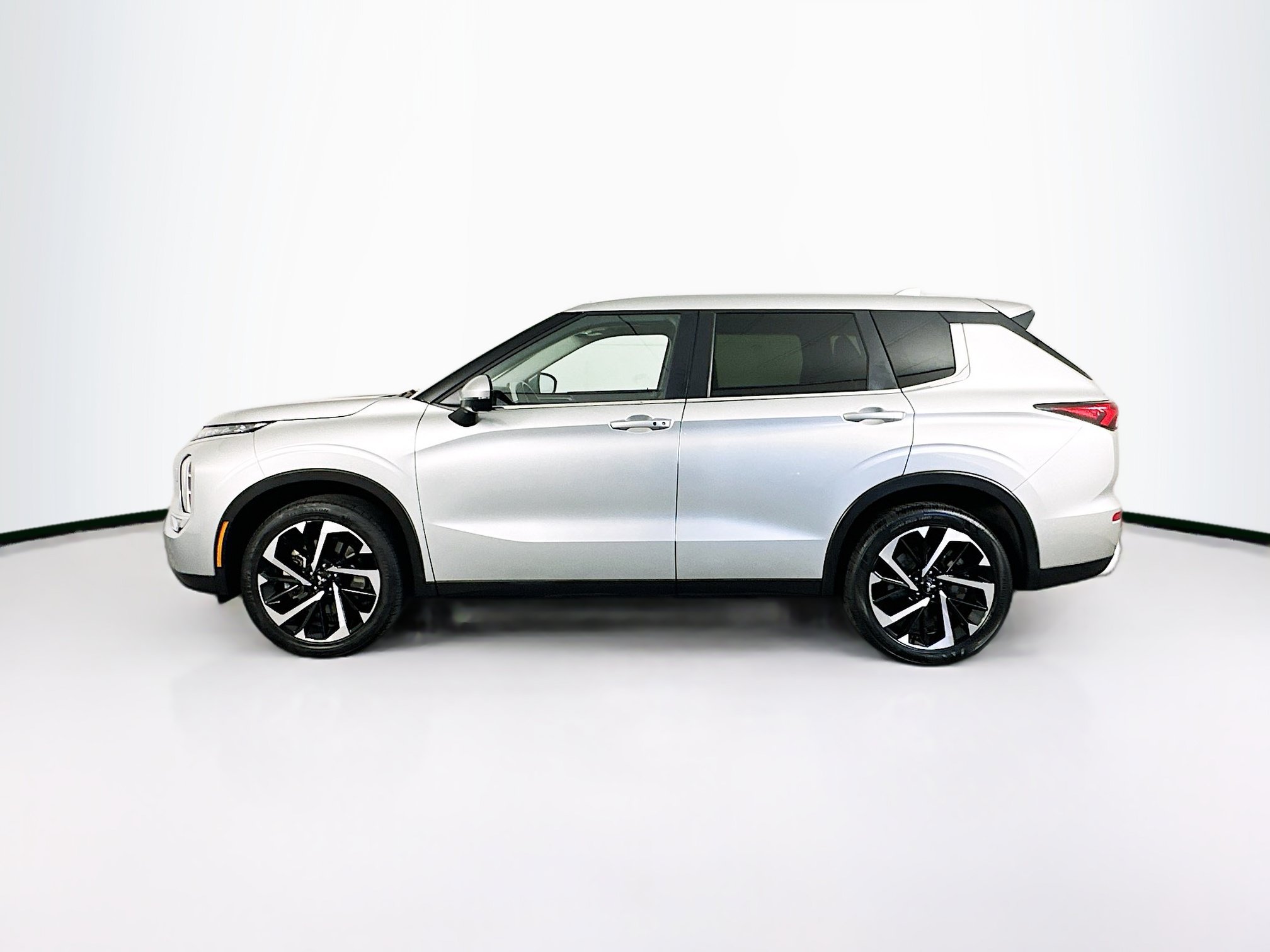 Used 2024 Mitsubishi Outlander SE AWD/4WD image 4