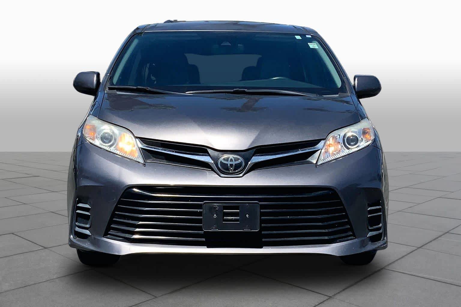 Used 2018 Toyota Sienna LE w/ Carpet Mat Package FWD image 3