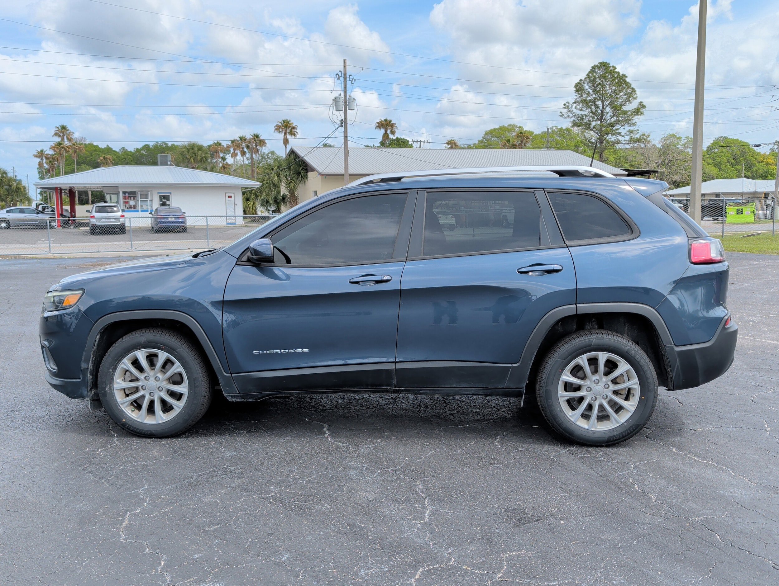 Used 2020 Jeep Cherokee Latitude FWD image 7