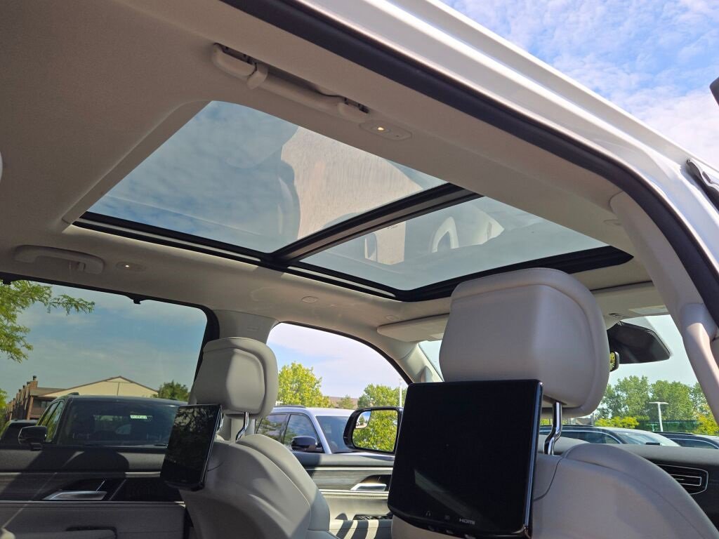 Used 2024 Jeep Wagoneer Series III w/ Premium Group I image 10