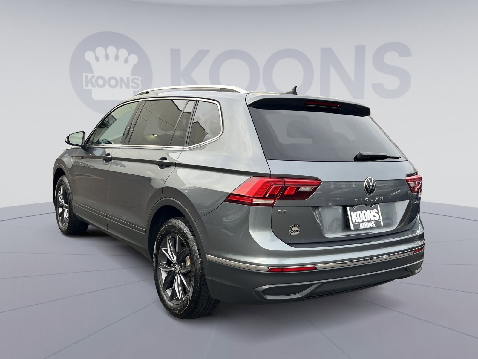 Used 2022 Volkswagen Tiguan SE w/ Panoramic Sunroof Package image 4