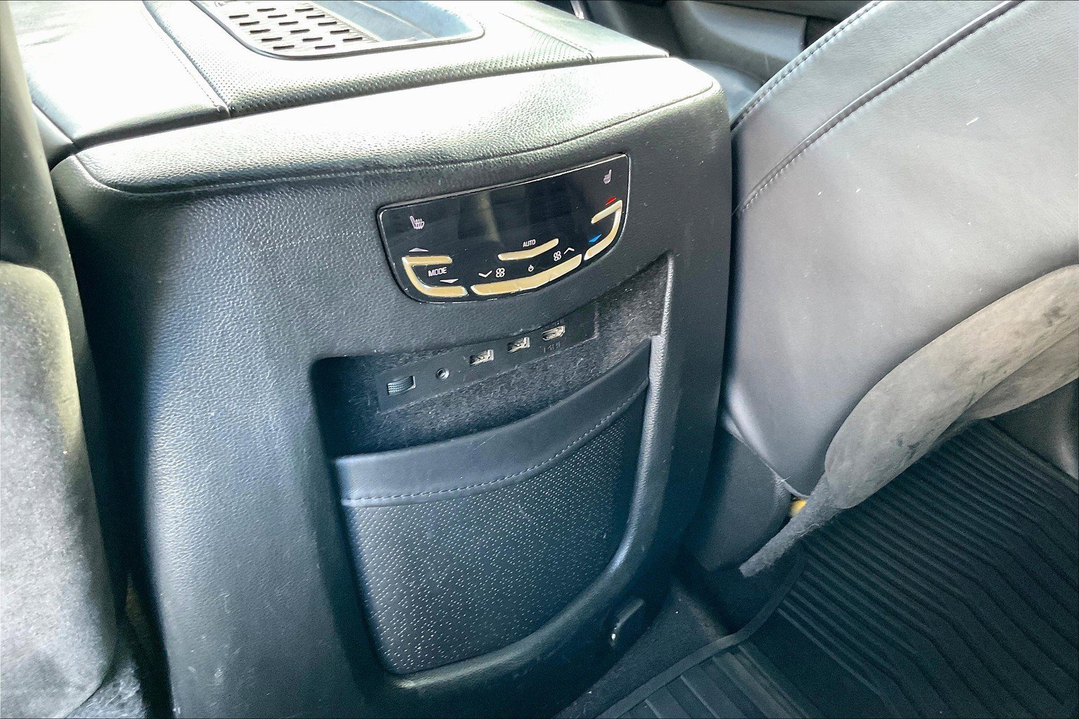 Used 2017 Cadillac Escalade Platinum image 32
