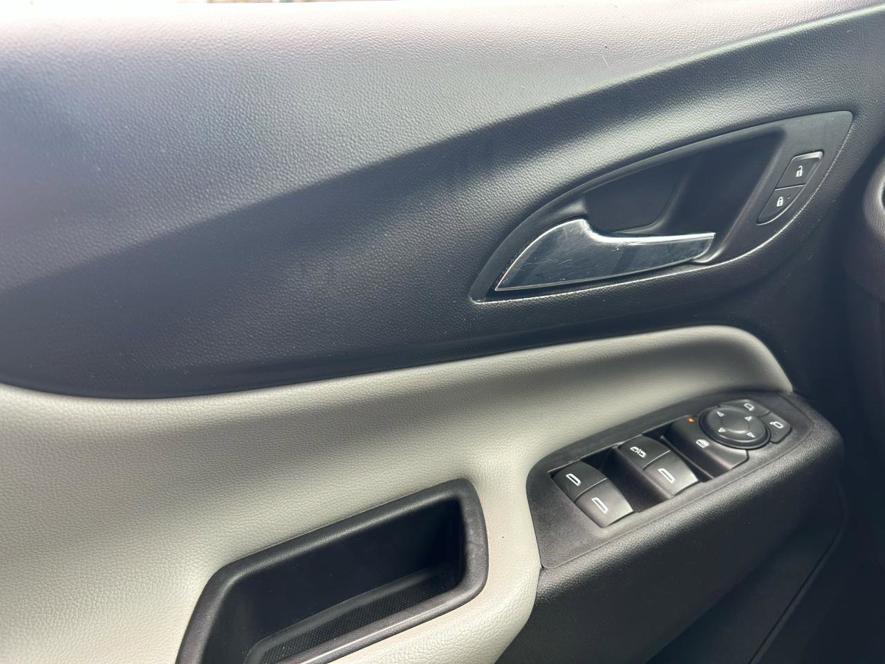 Used 2018 Chevrolet Equinox LS image 28