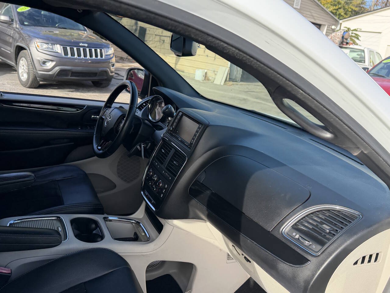 Used 2017 Dodge Grand Caravan SXT w/ Rear Park Assist Package FWD image 8