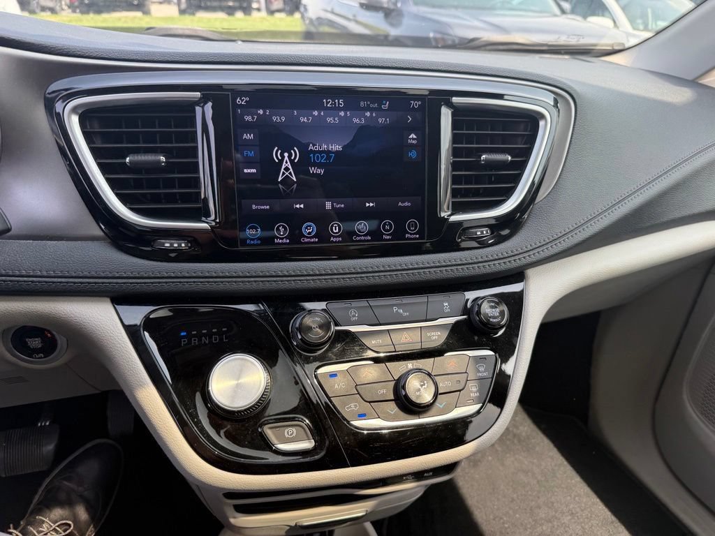 Used 2018 Chrysler Pacifica Limited FWD image 12