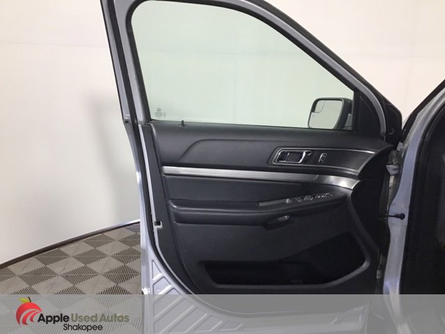 Used 2018 Ford Explorer XLT w/ Equipment Group 202A image 7