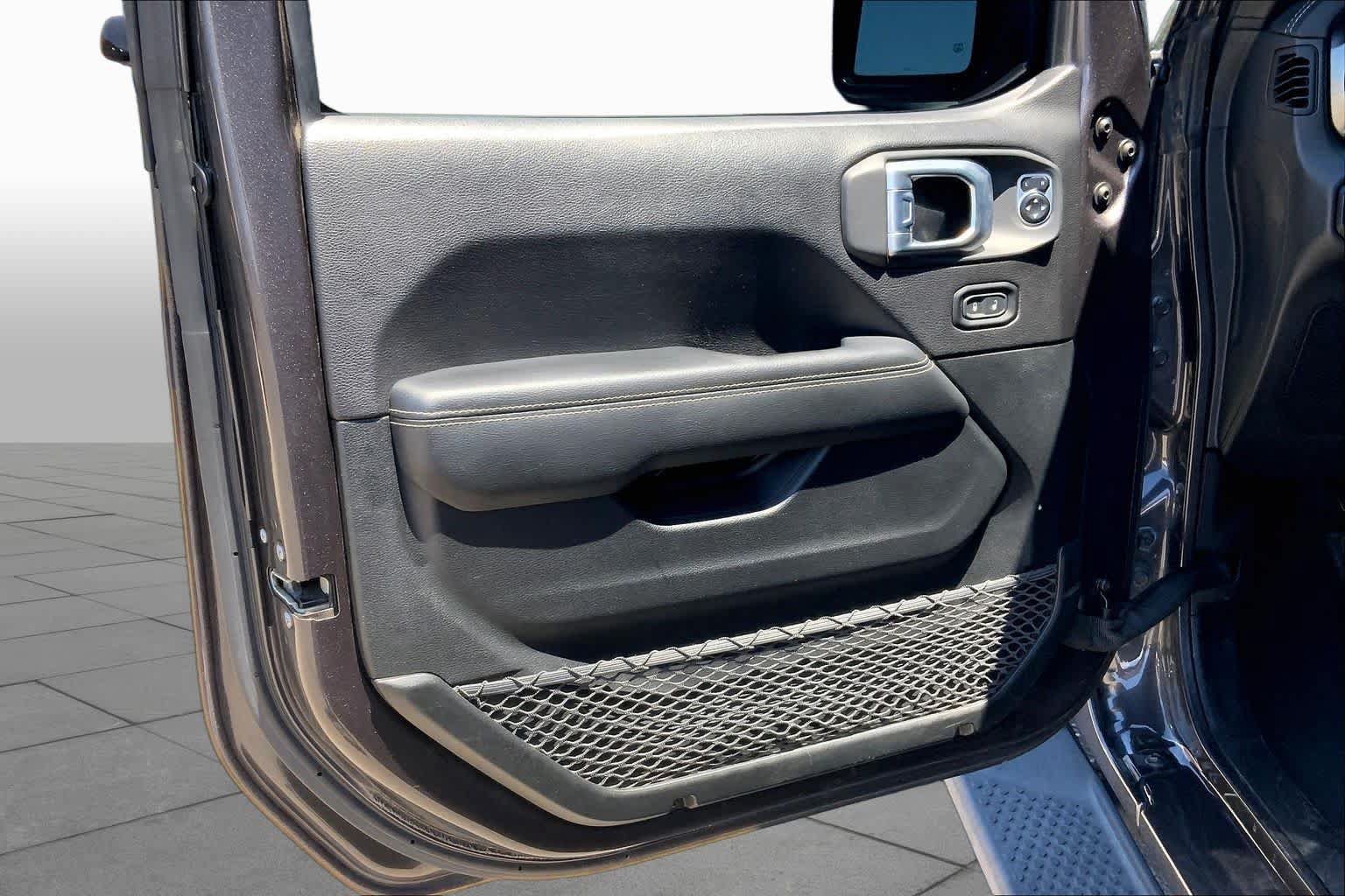 Used 2020 Jeep Wrangler Unlimited Sahara w/ Uconnect 4C Nav & Sound Group AWD/4WD image 20