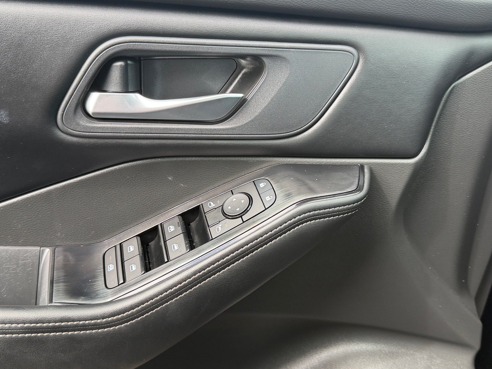 Certified 2025 Nissan Rogue SV FWD image 31
