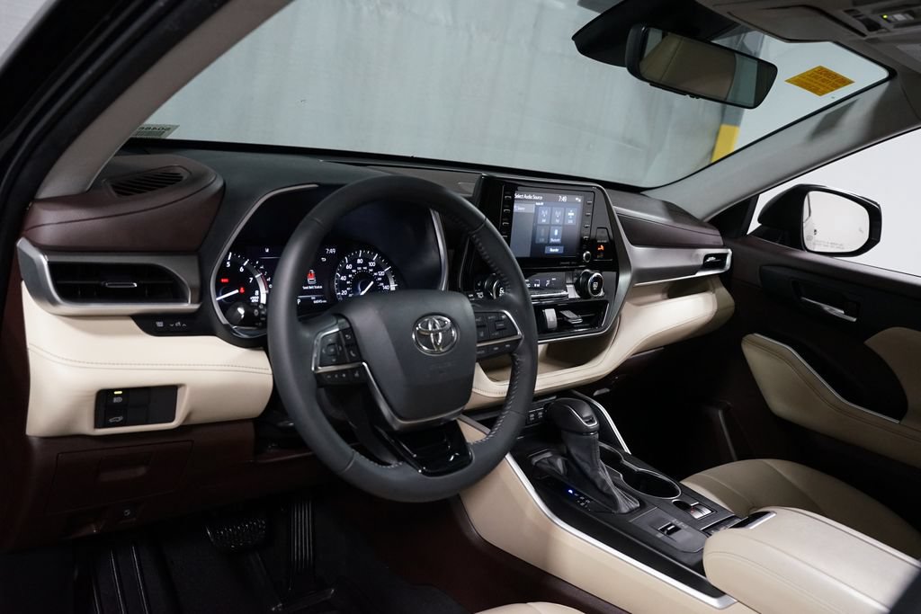 Certified 2021 Toyota Highlander XLE FWD image 11