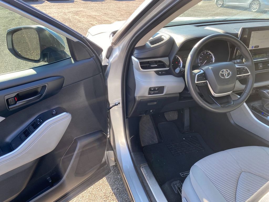 Used 2024 Toyota Highlander LE image 10