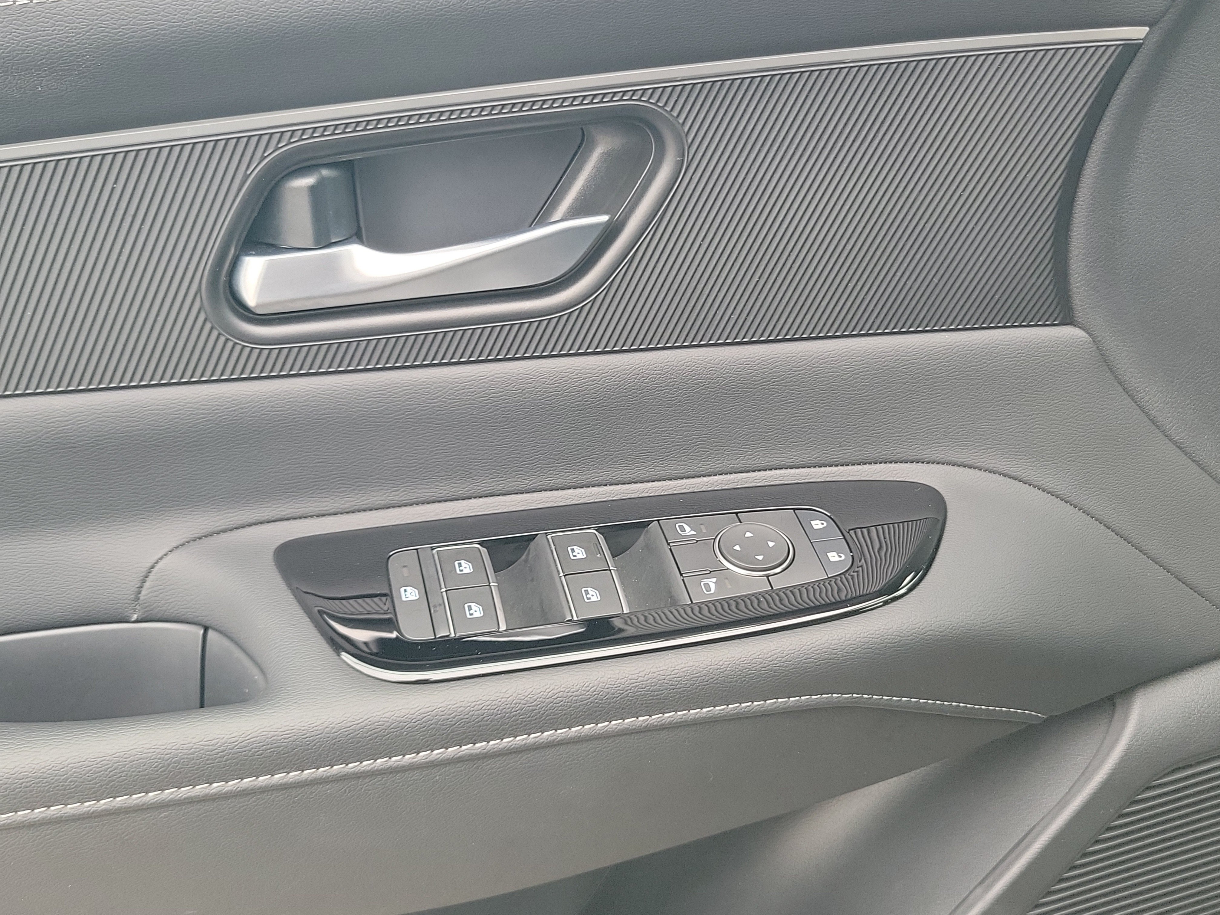 Certified 2025 Nissan Murano SV FWD image 28