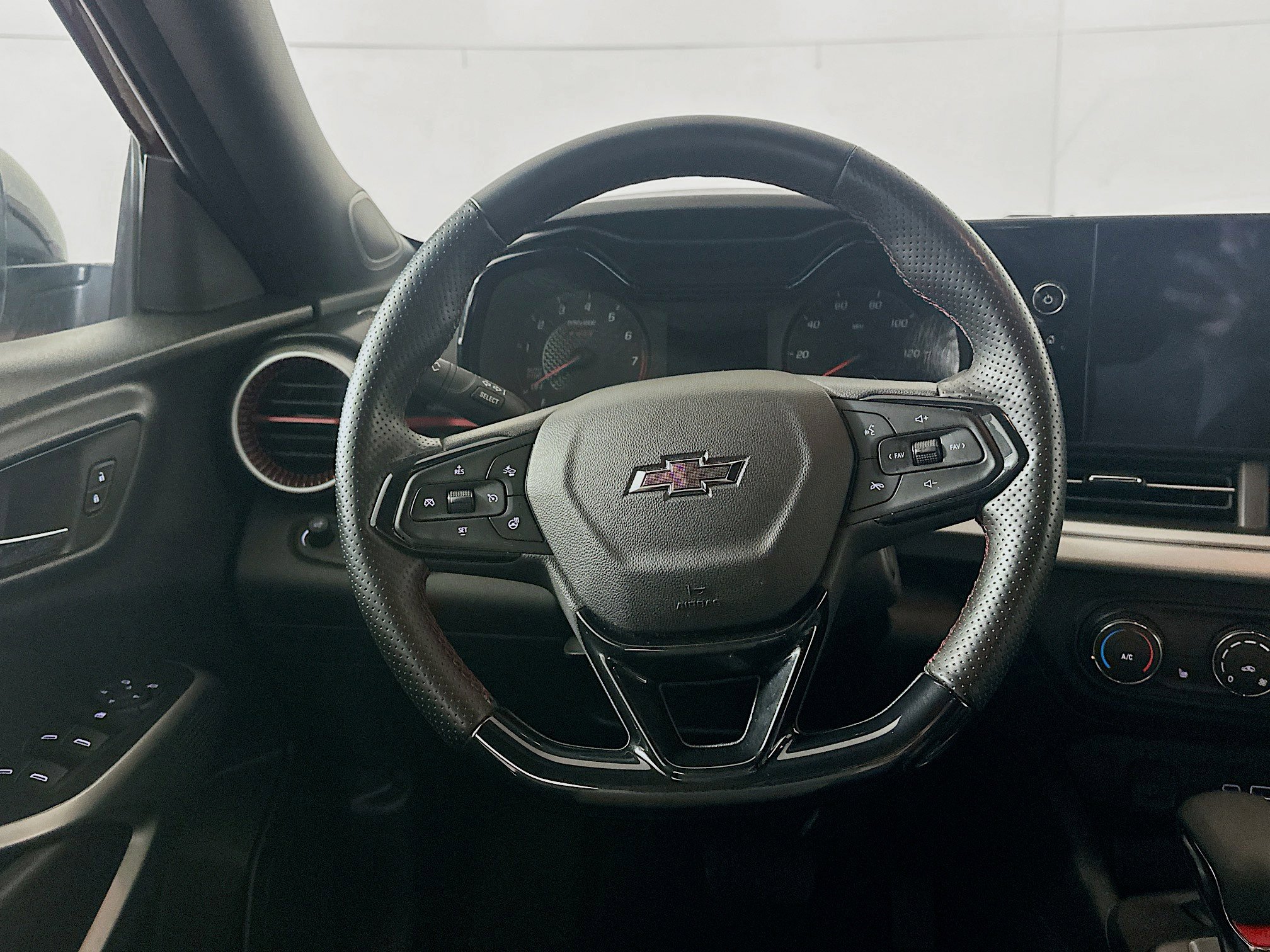 Used 2025 Chevrolet Trax RS FWD image 17