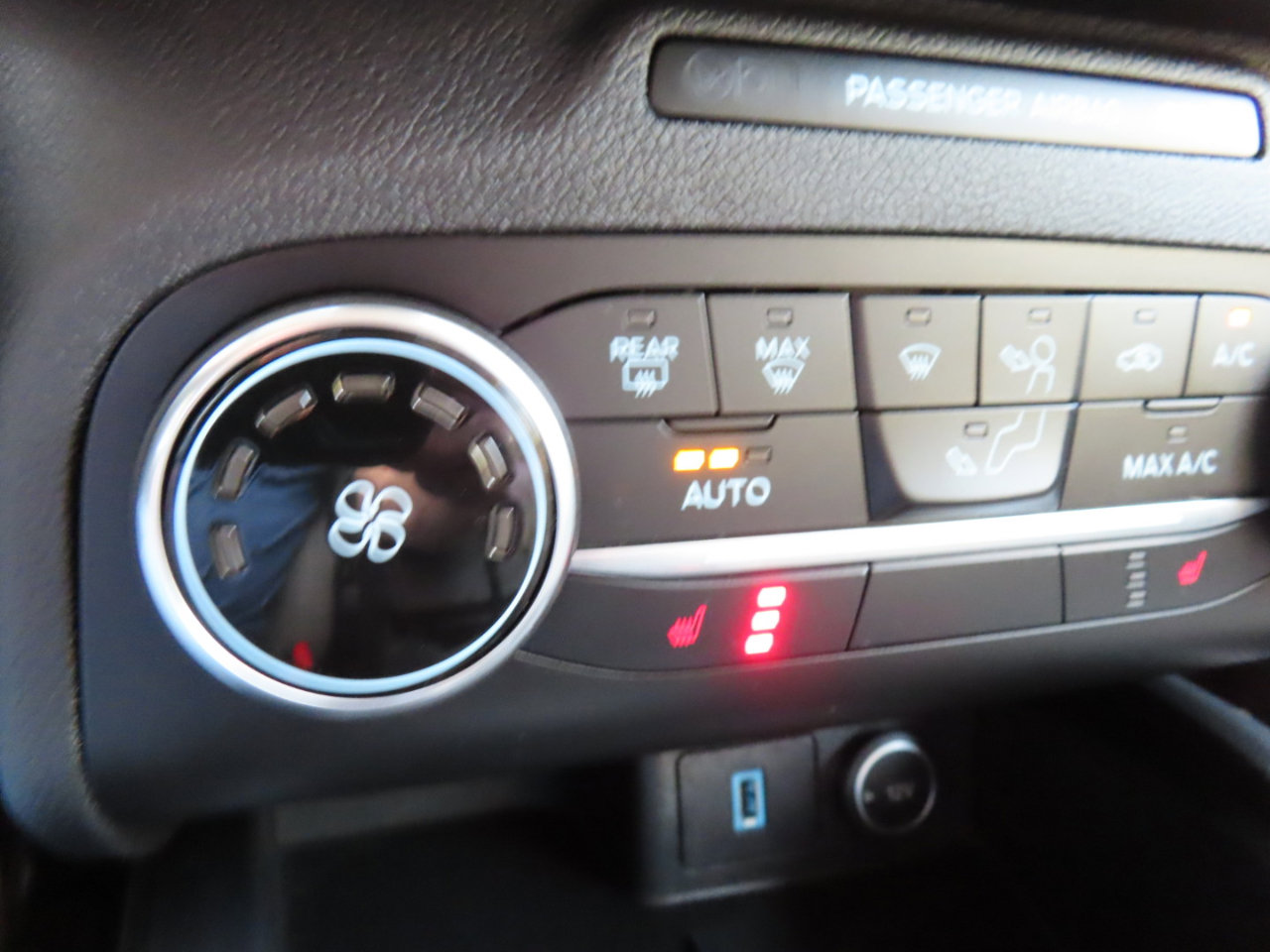 Used 2020 Ford Escape SE image 26