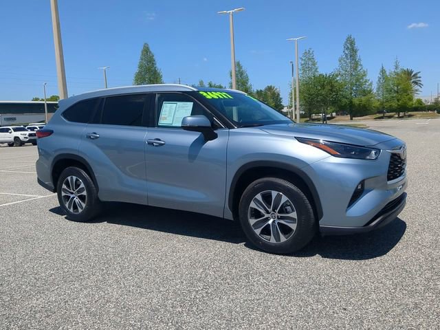 Used 2023 Toyota Highlander XLE image 2