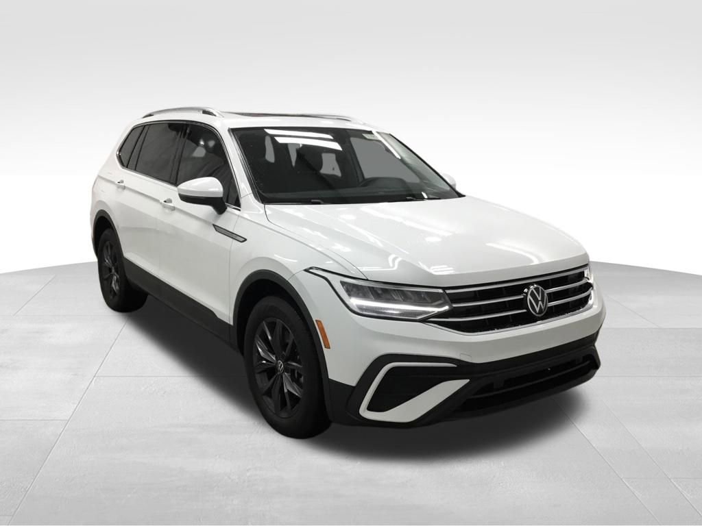 Used 2022 Volkswagen Tiguan SE w/ Panoramic Sunroof Package image 3