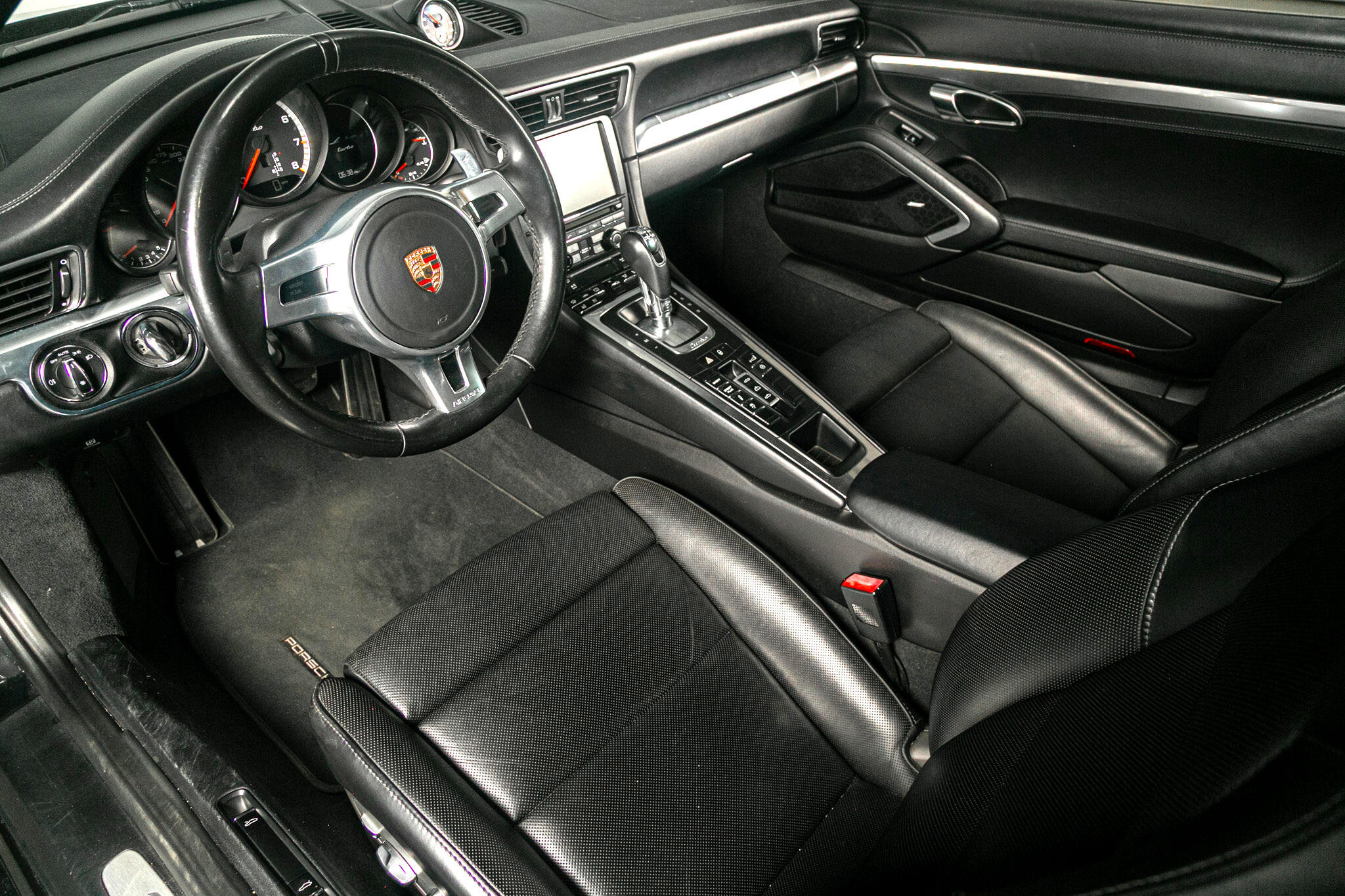 Used 2015 Porsche 911 Turbo image 6