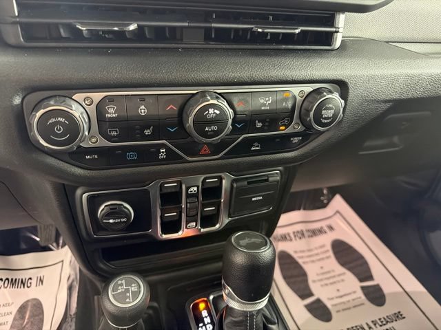 Used 2024 Jeep Wrangler Unlimited w/ Convenience Group AWD/4WD image 30